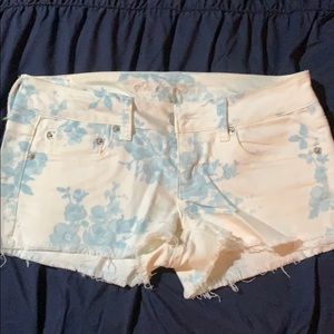 White jeans shorts with blue flowers